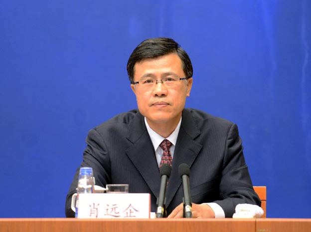 委员会银行监管一部主任肖远企回答记者提问(图片来源:中国政府网)